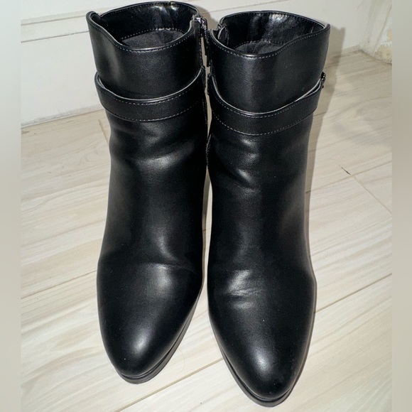 Kelly & Katie Gavan Black Leather Booties (10) - Picture 5 of 8